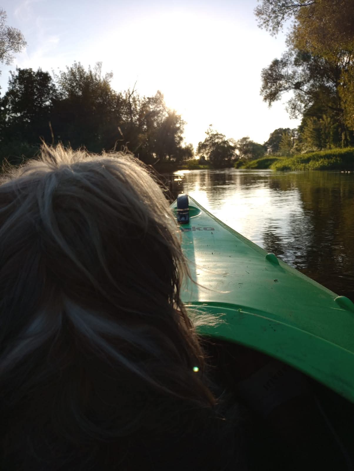 widok na rzekę z dziobu kajaku